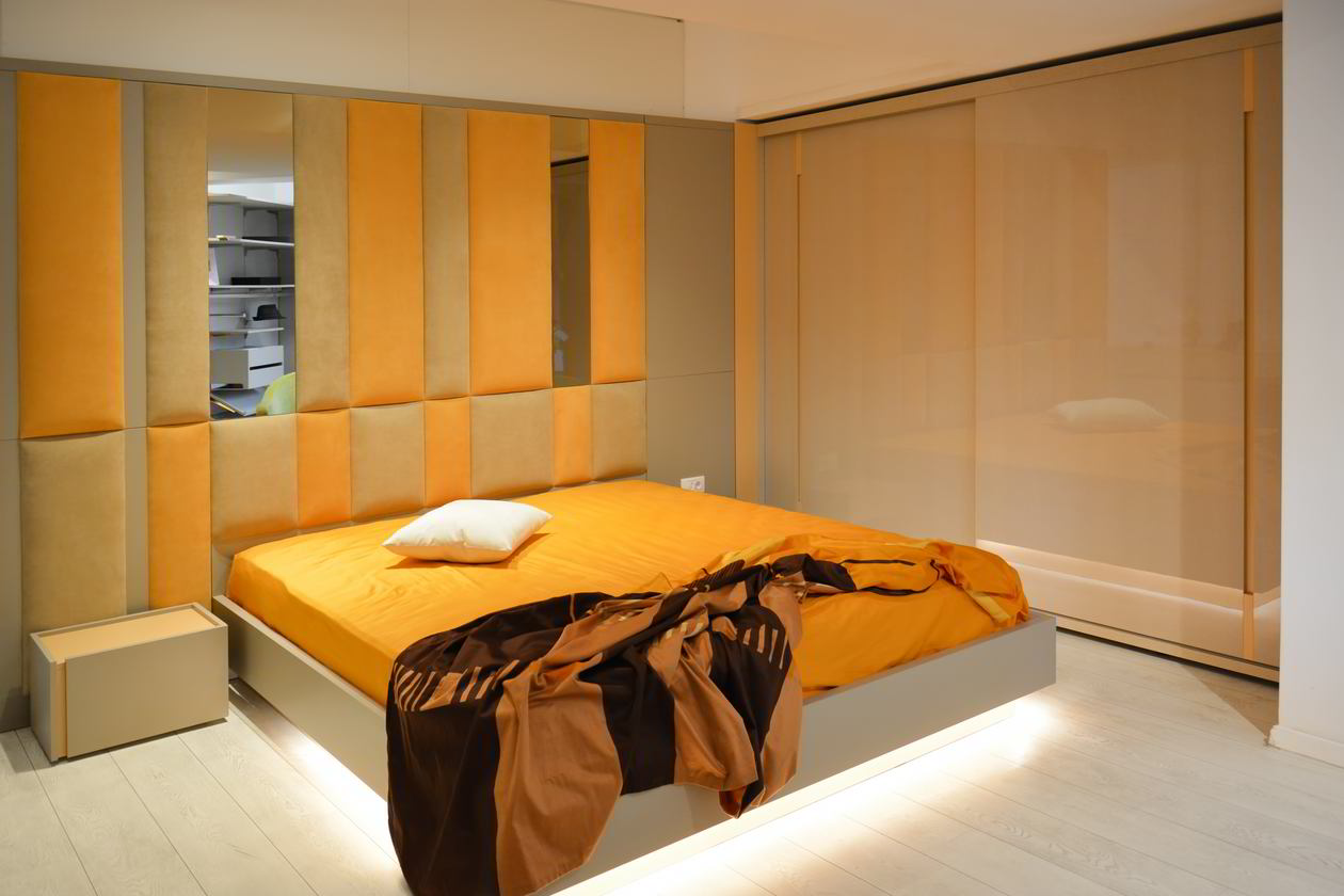 Proiect mobila Dormitor matrimonial, cu dulap pana in tavan, pat central suspendat, placare perete, 17m², realizat 01 Martie 2016 COD.1082