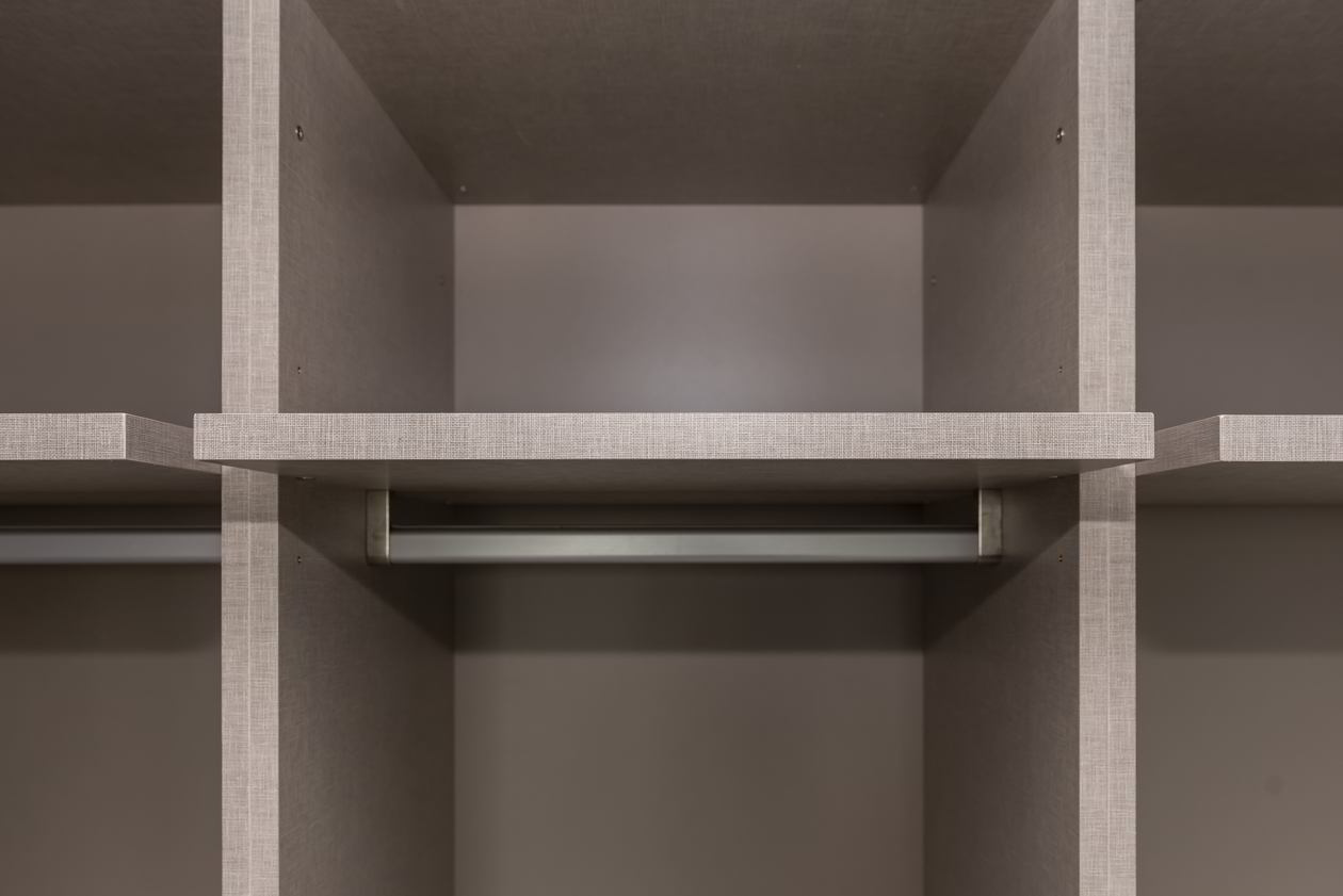 Proiect mobila Living pe doi pereti, partial suspenadat, cu dressing incadrat in nisa, 18m², L 650 x H 234cm, realizat 28 Aprilie 2020 COD.9472