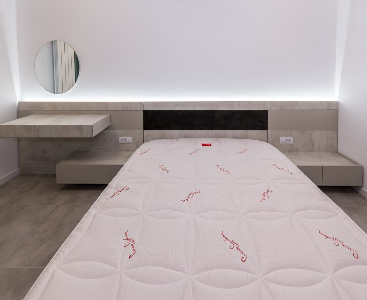 Proiect mobila Dormitor matrimonial, cu pat central suspendat, dulap pana in tavan, compozitie pentru machiat, 16m², realizat 16 Mai 2020 COD.9663