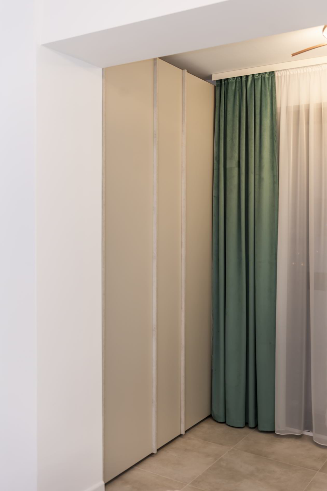 Proiect mobila Dormitor matrimonial, cu pat central suspendat, dulap pana in tavan, compozitie pentru machiat, 16m², realizat 16 Mai 2020 COD.9663