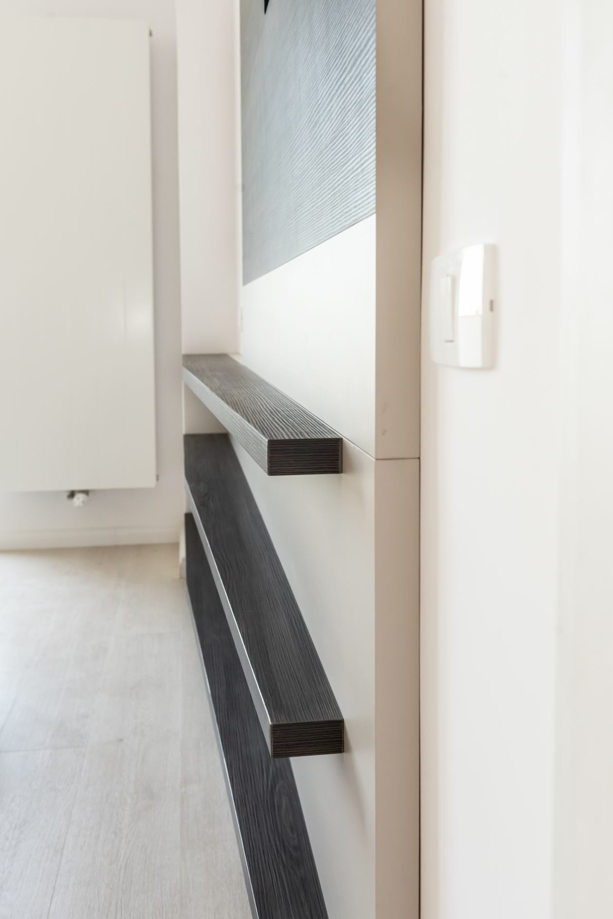 Proiect mobila Dormitor oaspeti, cu dulap, pat central, compozitie mica pentru TV, placare perete, 15m² — foto 7 din 7