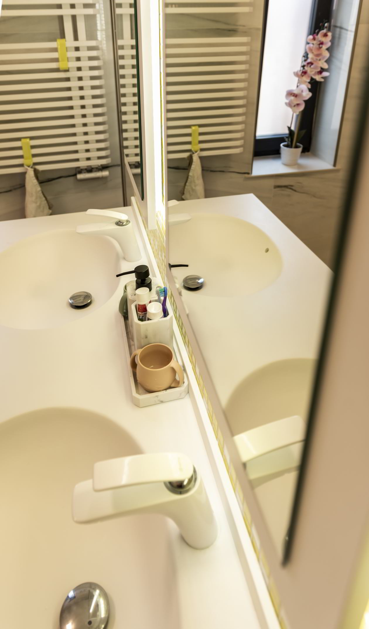 Proiect mobila Baie cu acces din Dormitor, cu comoda cu sertare, oglinda, 9m² — foto 2 din 7