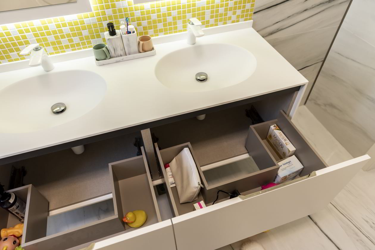 Proiect mobila Baie cu acces din Dormitor, cu comoda cu sertare, oglinda, 9m² — foto 4 din 7