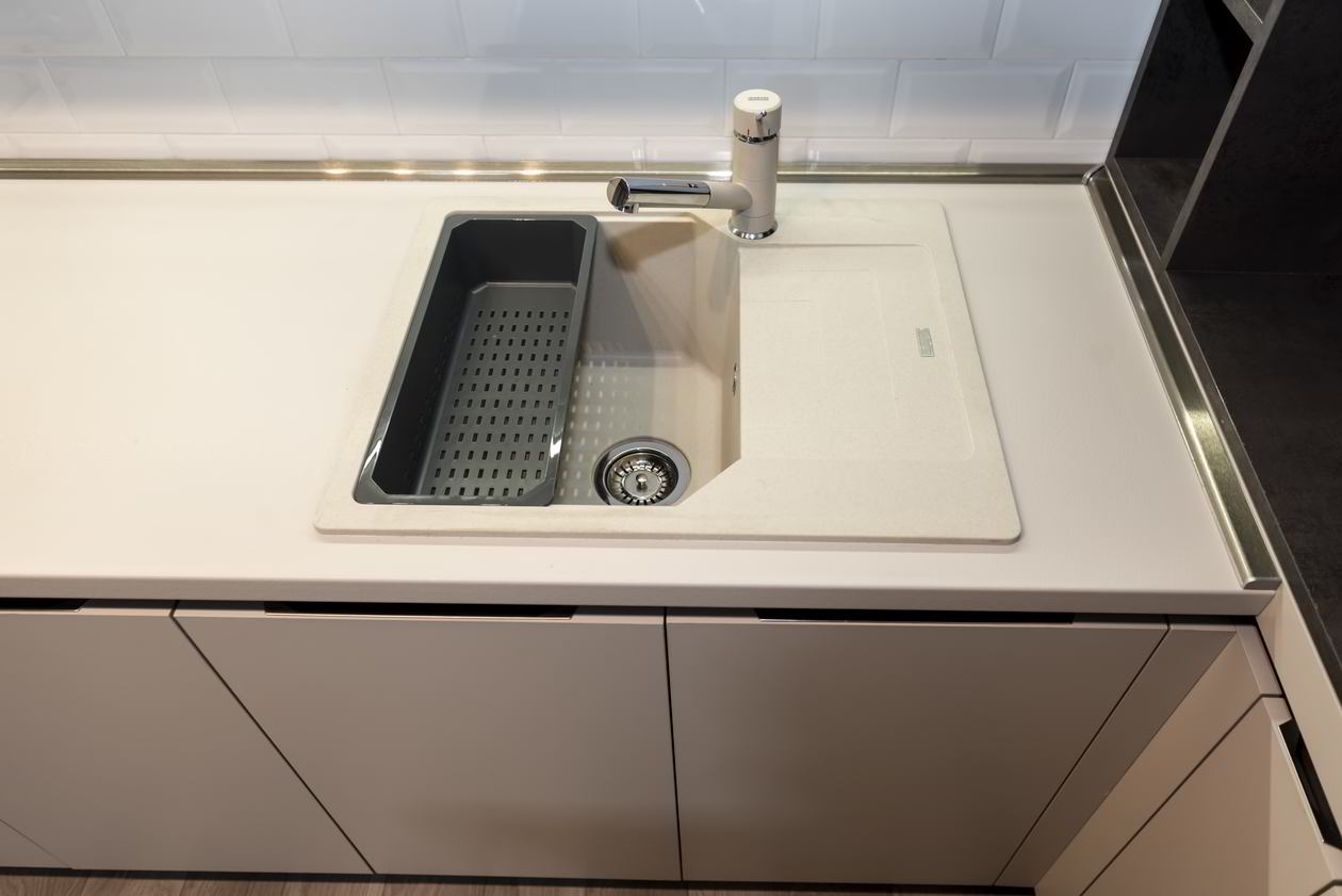 Proiect mobila Bucatarie pe colt, pana in tavan, fara manere, cu masa integrata fixa, unita cu Living-Room si Hol, 10m², L 712 x H 251cm, realizat 18 August 2020 COD.11276