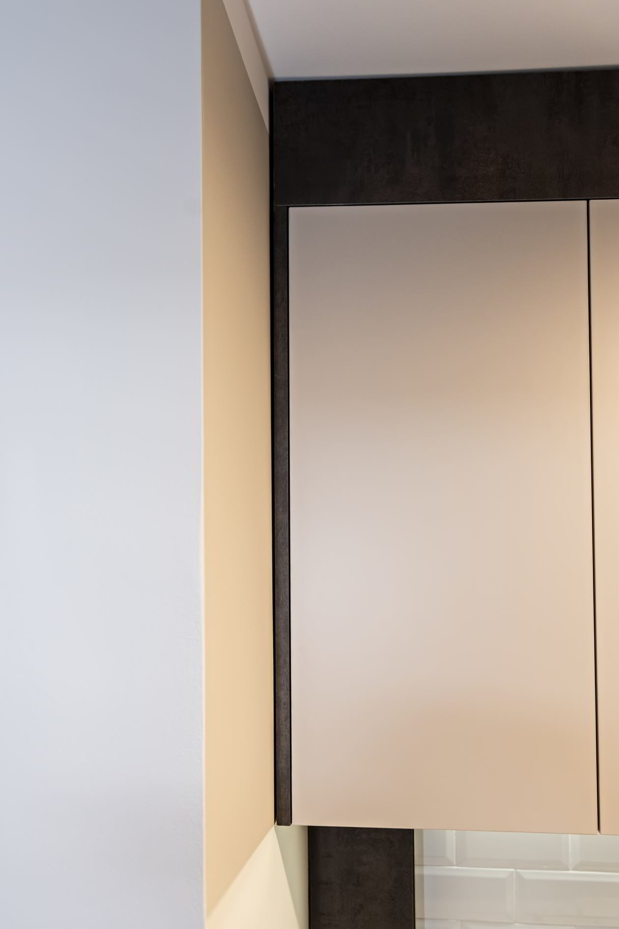Proiect mobila Bucatarie pe colt, pana in tavan, fara manere, cu masa integrata fixa, unita cu Living-Room si Hol, 10m², L 712 x H 251cm, realizat 18 August 2020 COD.11276