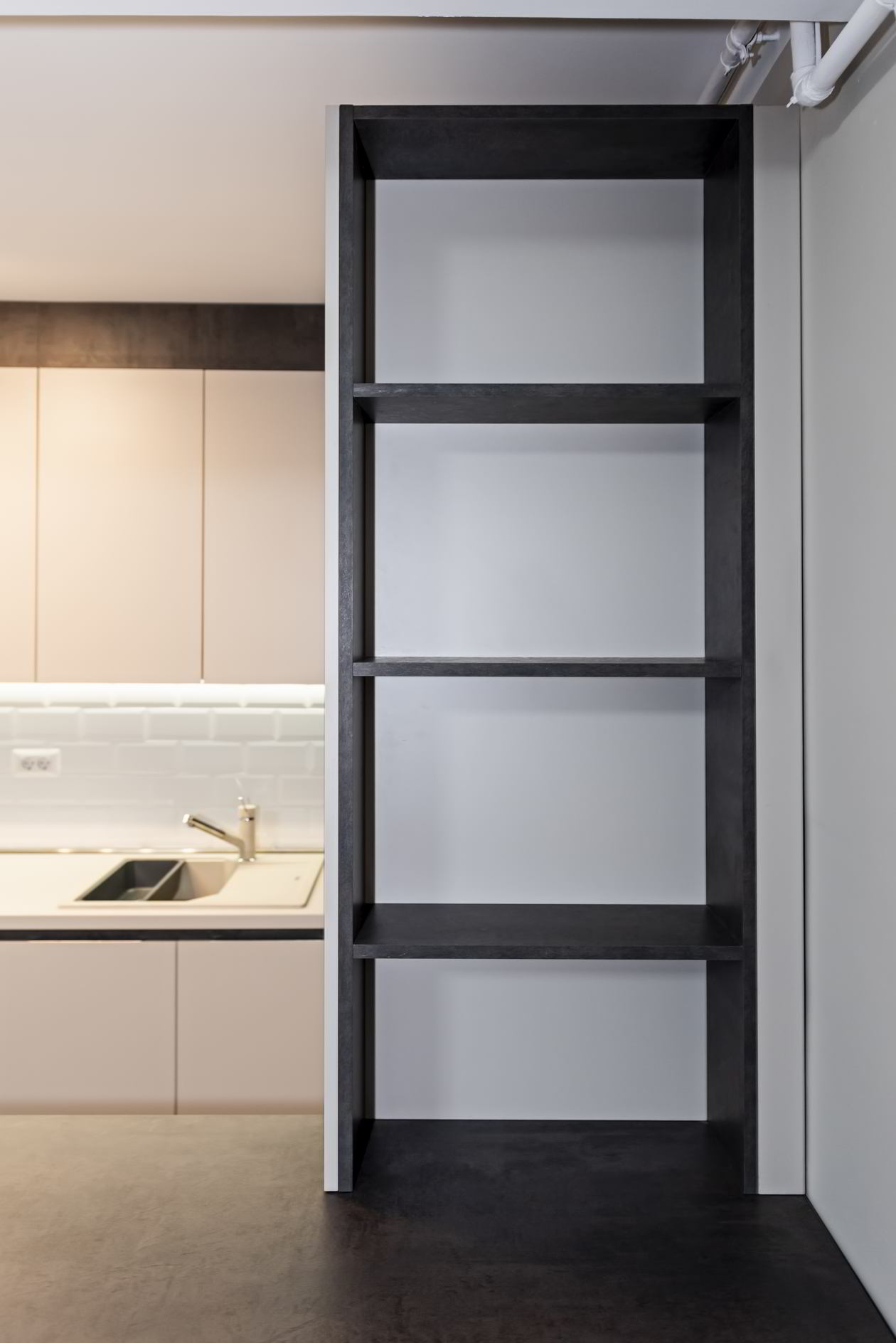 Proiect mobila Bucatarie pe colt, pana in tavan, fara manere, cu masa integrata fixa, unita cu Living-Room si Hol, 10m², L 712 x H 251cm, realizat 18 August 2020 COD.11276