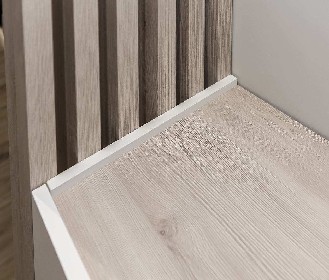 Proiect mobila Hol cu comoda cu usi, cuier, riflaje, sistem inchidere cu usi batante, comoda cu sertare, dulap pana in tavan, 12m², realizat 10 Septembrie 2020 COD.11487