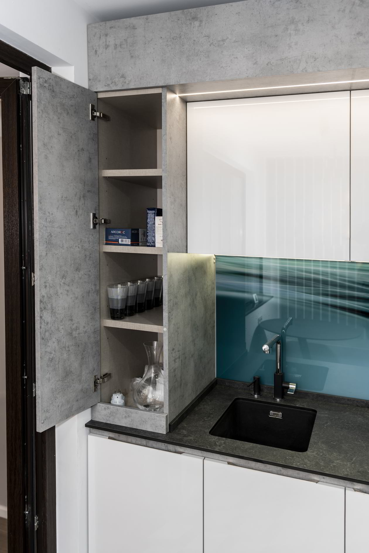 Proiect mobila Bucatarie pe trei pereti, pana in tavan, fara manere, 7m², L 707 x H 232cm, 10 Septembrie 2020, Realizat COD.11490
