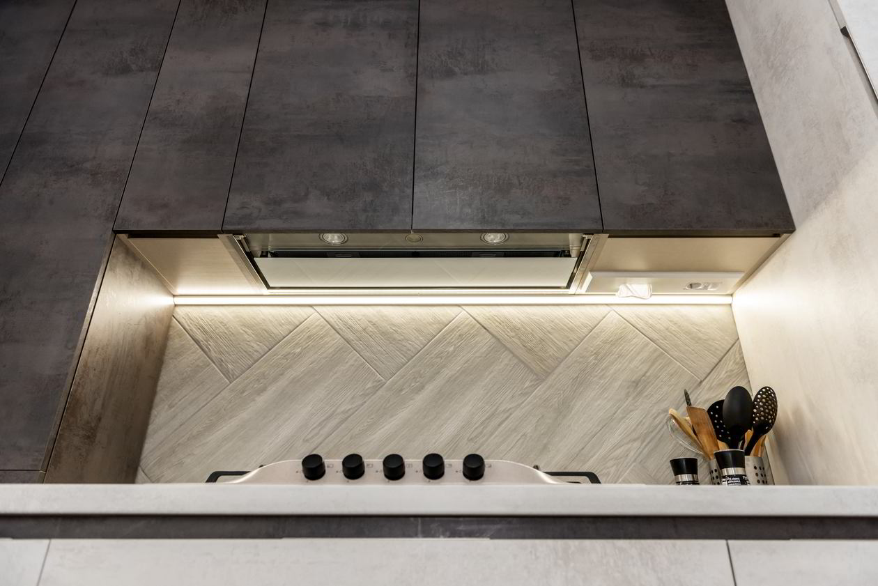 Proiect mobila Bucatarie pana in tavan, pe colt cu o latura mica, masa integrata fixa, unita cu Living-Room si Hol, 14m², L 559 x H 264cm, 25 Septembrie 2020, Realizat COD.11633