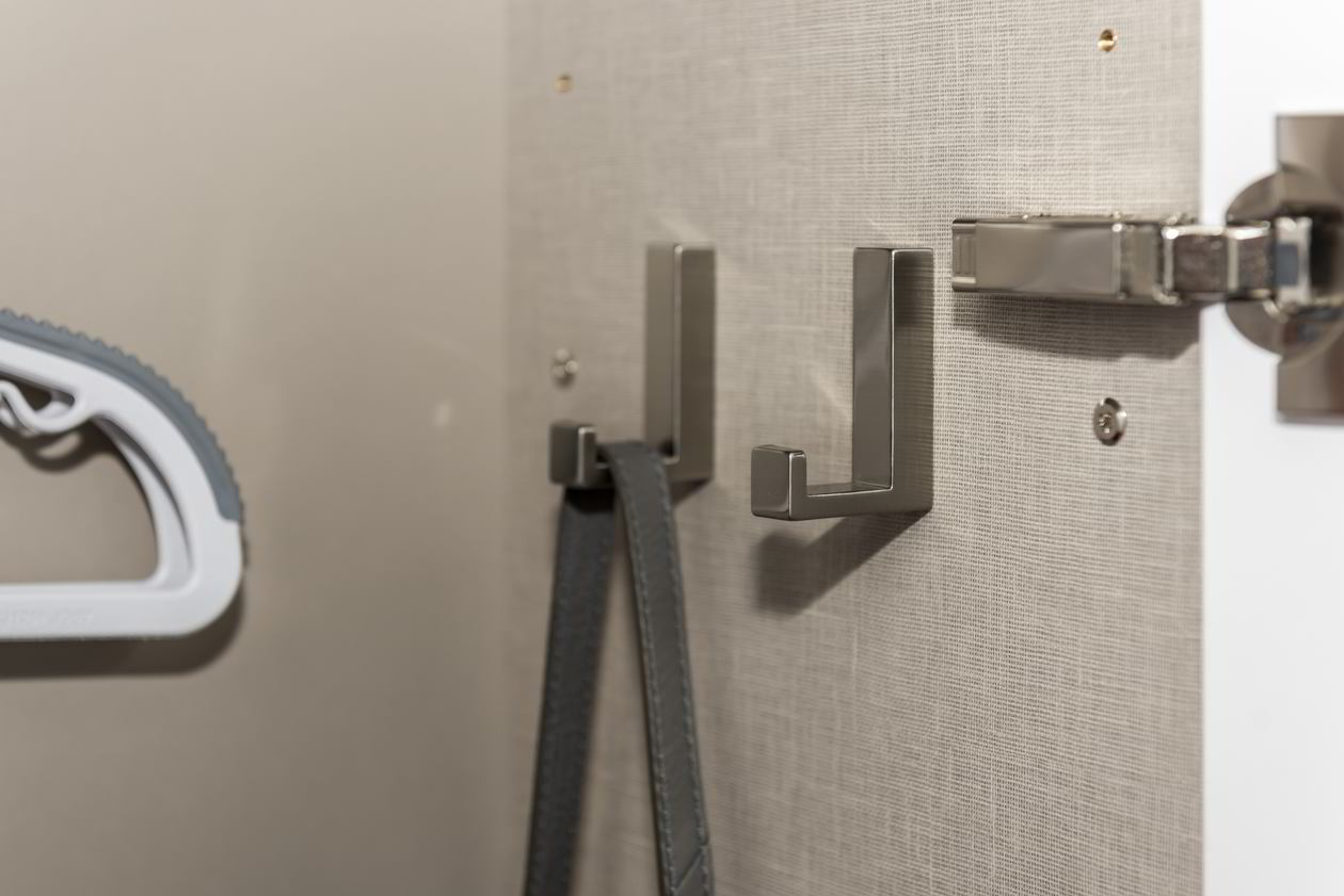 Proiect mobila Hol cu dulap pana in tavan, sistem inchidere cu usi batante, 12m² — foto 3 din 7