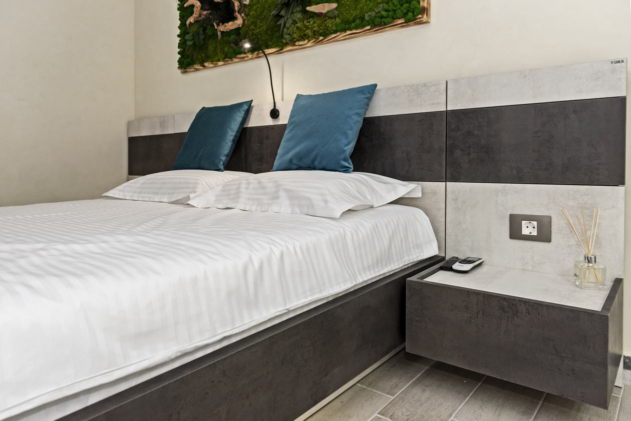 Proiect mobila Dormitor oaspeti, cu dulap pana in tavan, compozitie mica pentru TV, pat central, 12m², realizat 21 Octombrie 2020 COD.11863