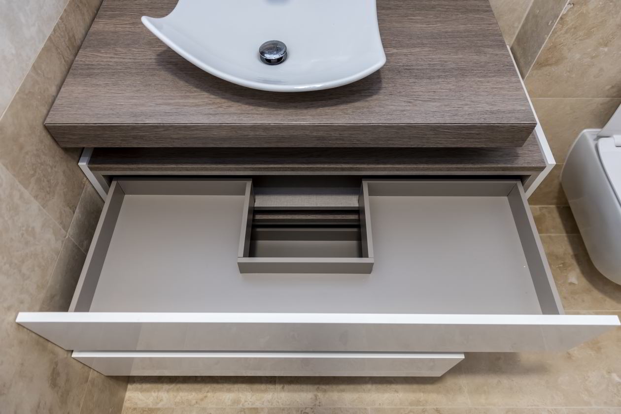 Proiect mobila Baie de serviciu, cu comoda cu sertare, suport chiuveta, oglinda, 4m² — foto 2 din 7