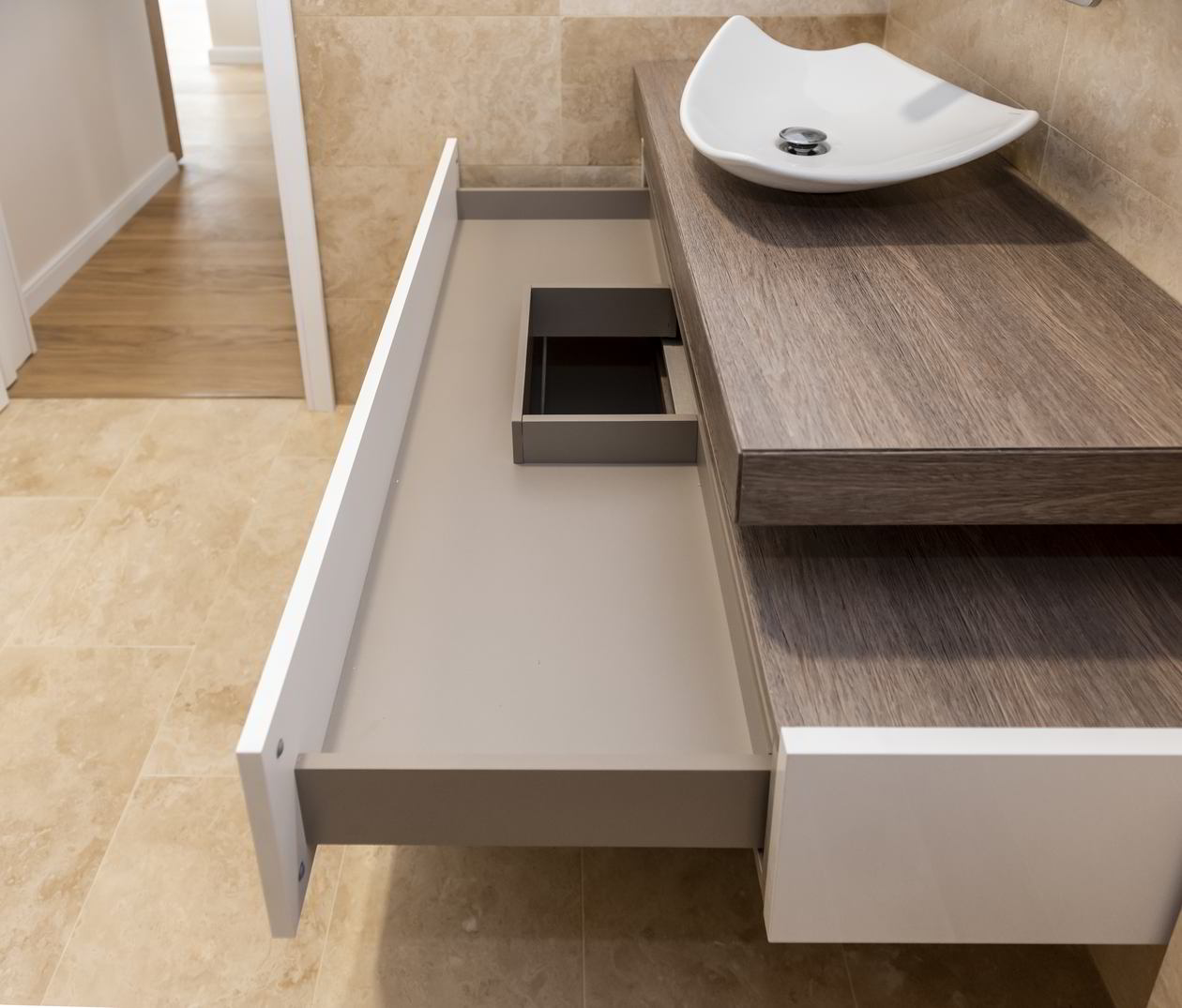 Proiect mobila Baie de serviciu, cu comoda cu sertare, suport chiuveta, oglinda, 4m² — foto 4 din 7