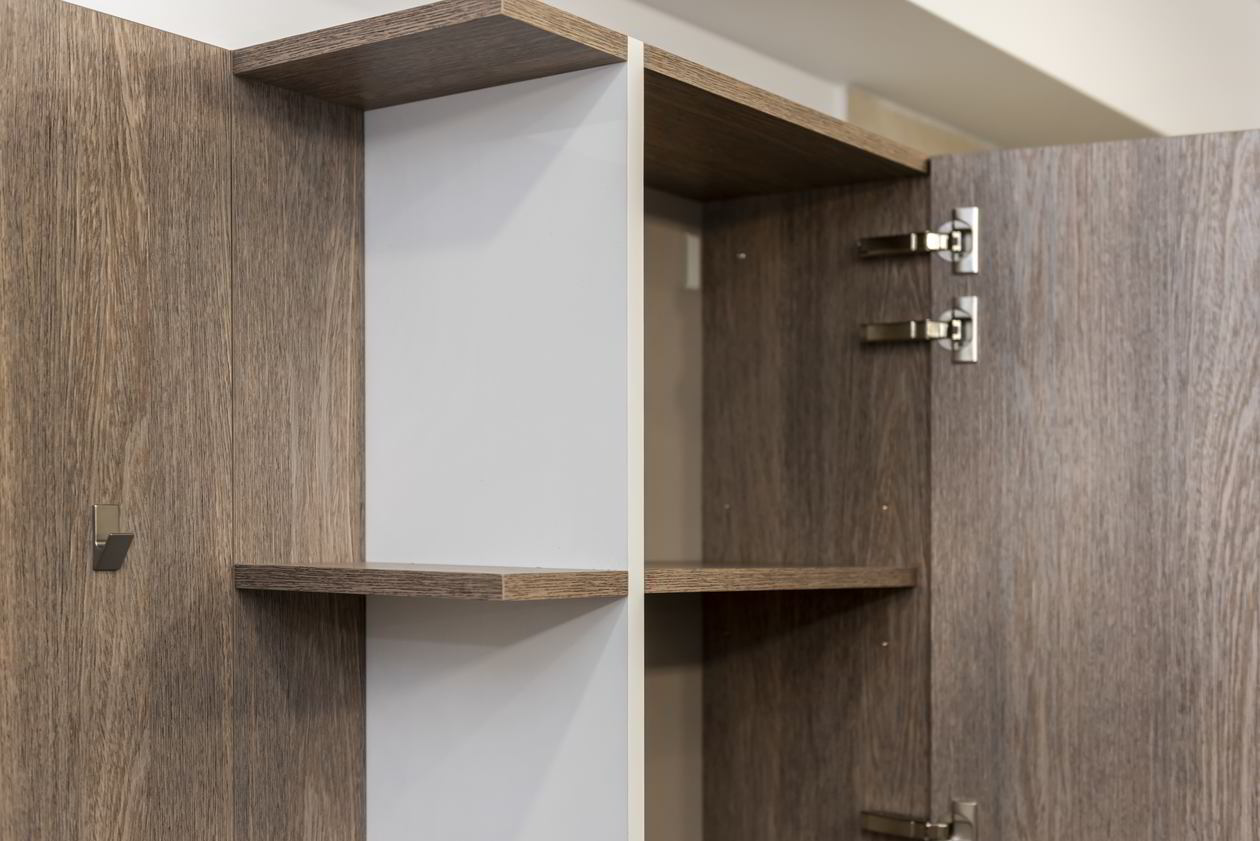 Proiect mobila Baie matrimoniala, cu oglinda, dulap, comoda cu usi, 4m² — foto 3 din 7