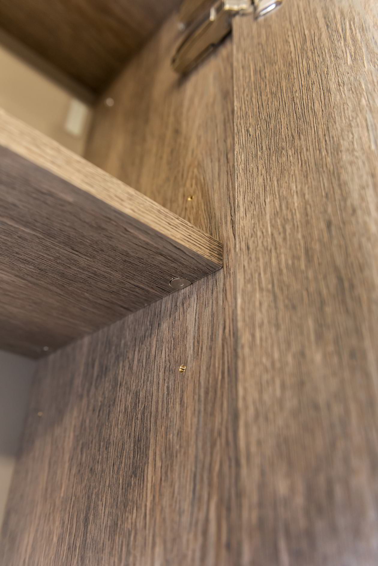 Proiect mobila Baie matrimoniala, cu oglinda, dulap, comoda cu usi, 4m² — foto 5 din 7