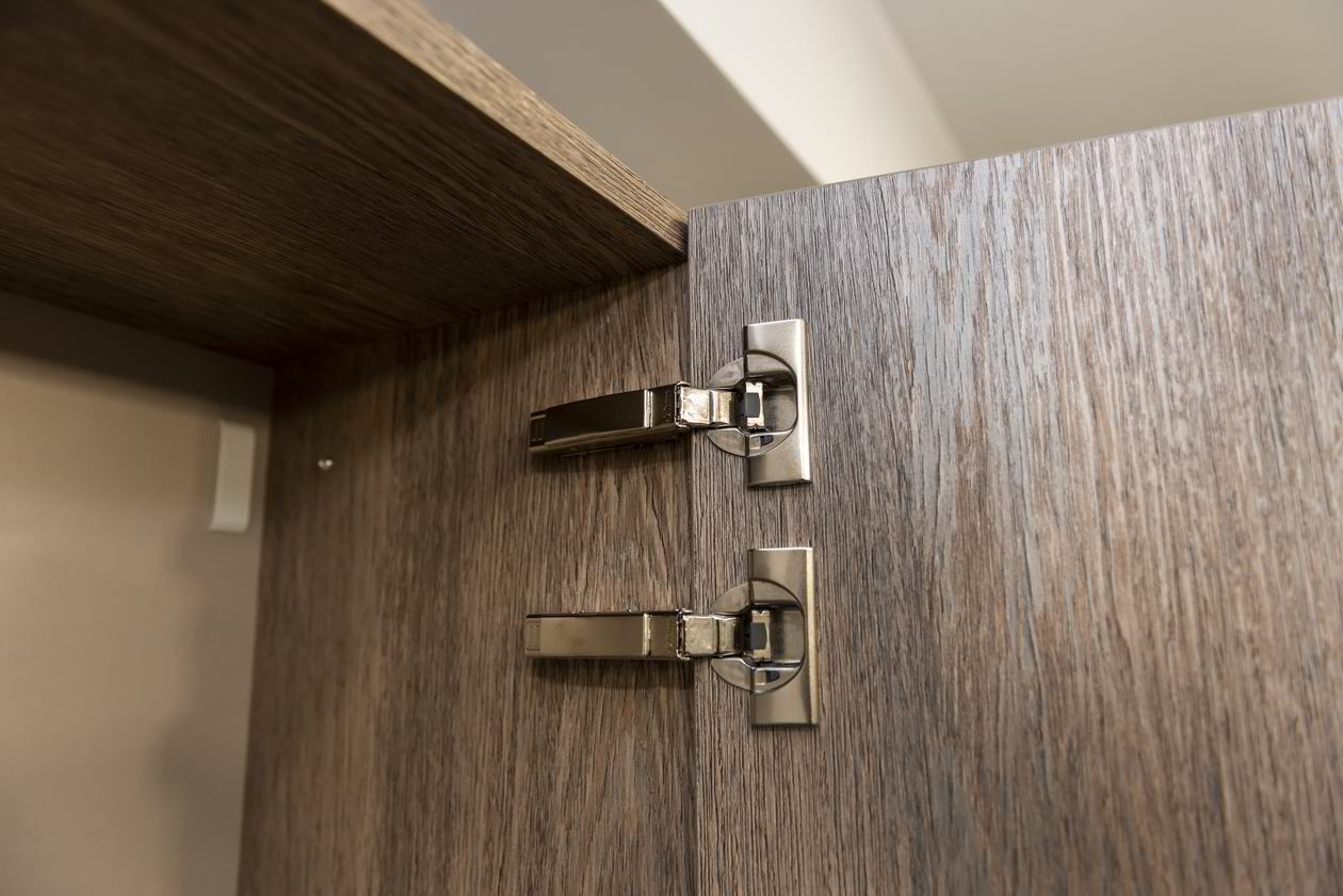 Proiect mobila Baie matrimoniala, cu oglinda, dulap, comoda cu usi, 4m² — foto 6 din 7