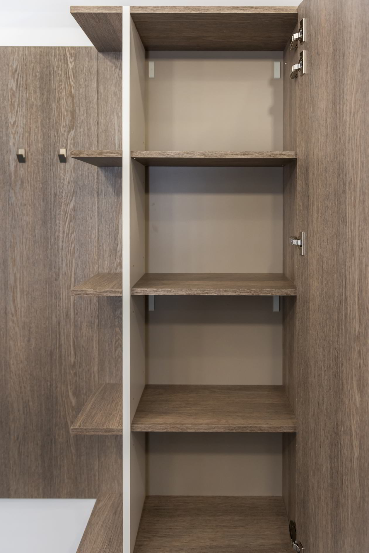 Proiect mobila Baie matrimoniala, cu oglinda, dulap, comoda cu usi, 4m² — foto 7 din 7