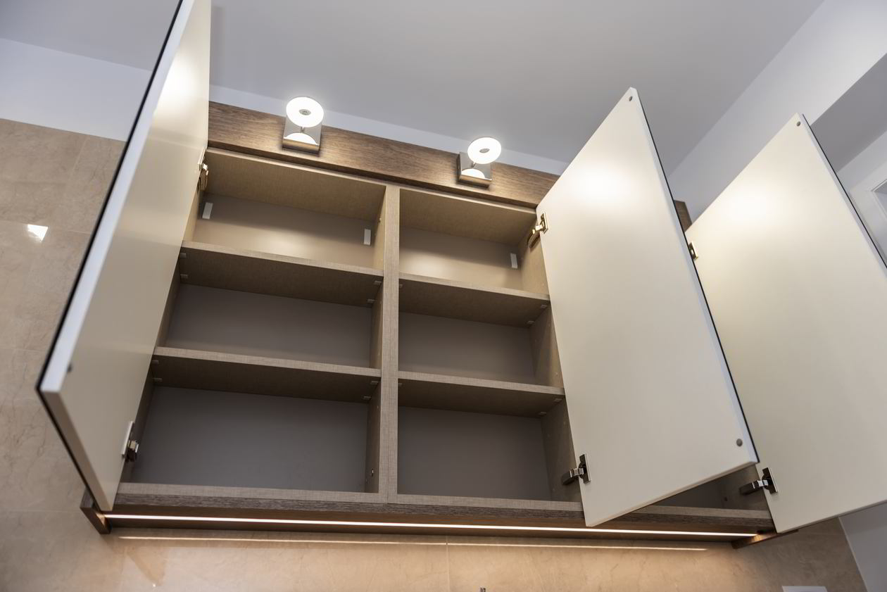 Proiect mobila Baie matrimoniala, cu comoda cu usi, suspendat cu depozitare si oglinda, 4m² — foto 5 din 7