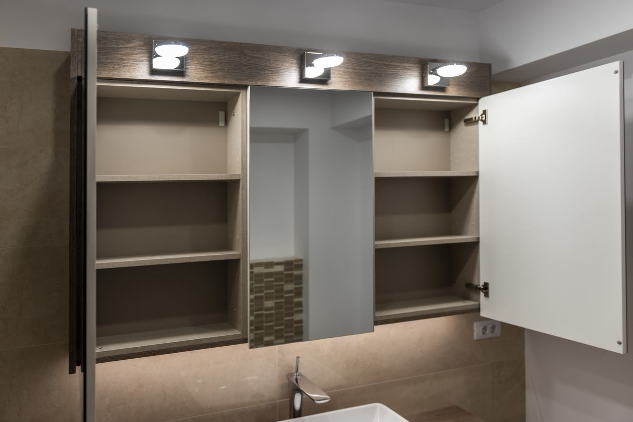 Proiect mobila Baie matrimoniala, cu comoda cu usi, suspendat cu depozitare si oglinda, 4m² — foto 3 din 7