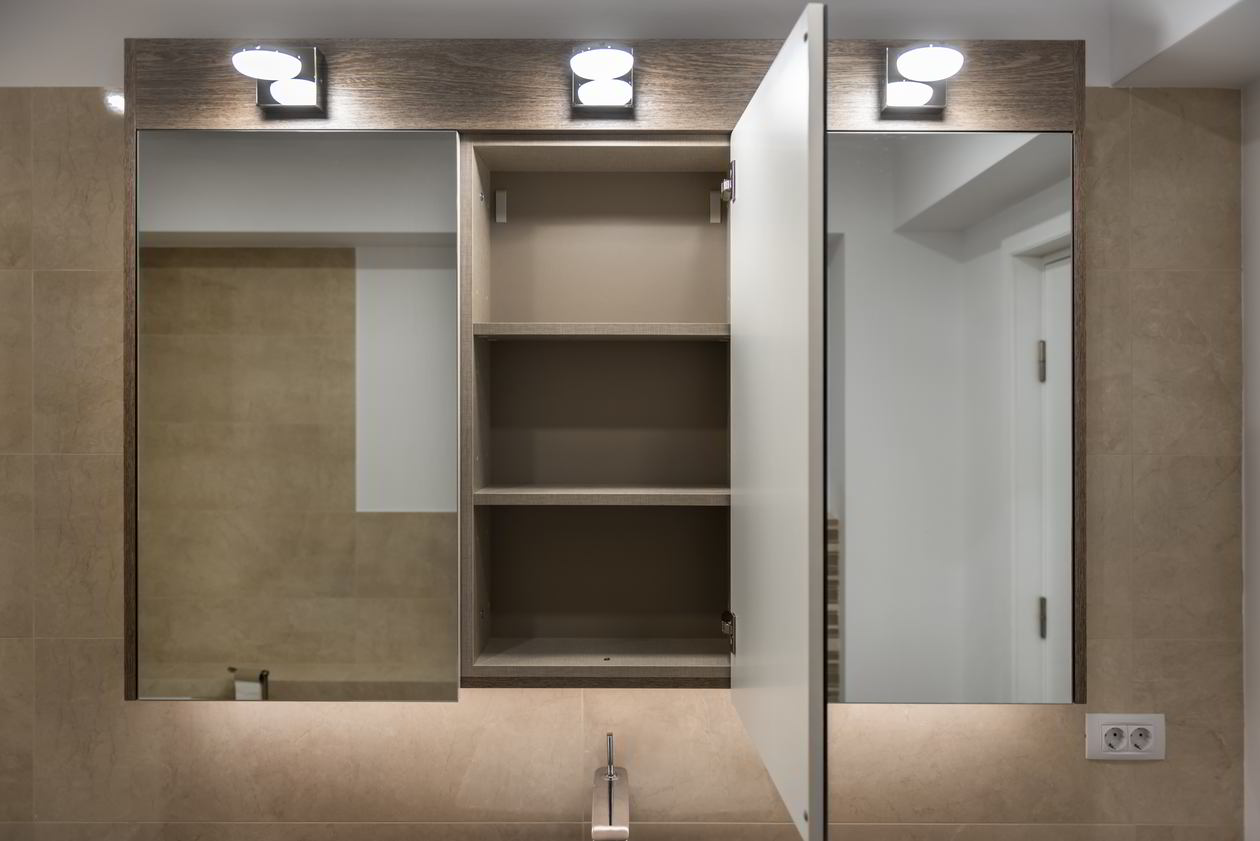 Proiect mobila Baie matrimoniala, cu comoda cu usi, suspendat cu depozitare si oglinda, 4m² — foto 7 din 7