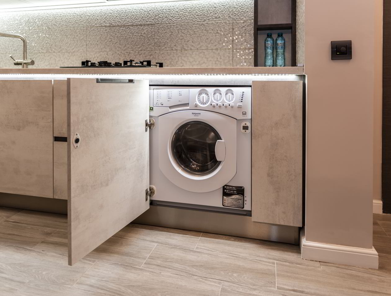 Proiect mobila Bucatarie pe colt, pana in tavan, fara manere, cu masa integrata fixa, unita cu Living-Room si Hol, 9m², L 778 x H 245cm, realizat 04 Noiembrie 2020 COD.11881