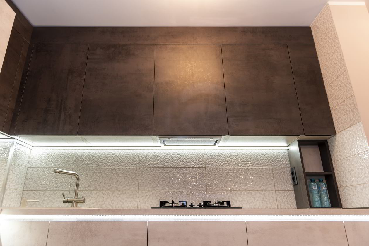 Proiect mobila Bucatarie pe colt, pana in tavan, fara manere, cu masa integrata fixa, unita cu Living-Room si Hol, 9m², L 778 x H 245cm, realizat 04 Noiembrie 2020 COD.11881