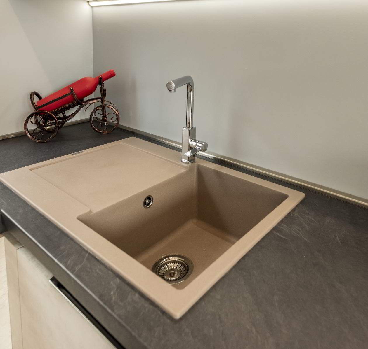 Proiect mobila Bucatarie cu insula, pe doi pereti, cu semi-masa integrata, 16m², L 984 x H 219cm, 14 Noiembrie 2020, Realizat COD.11924