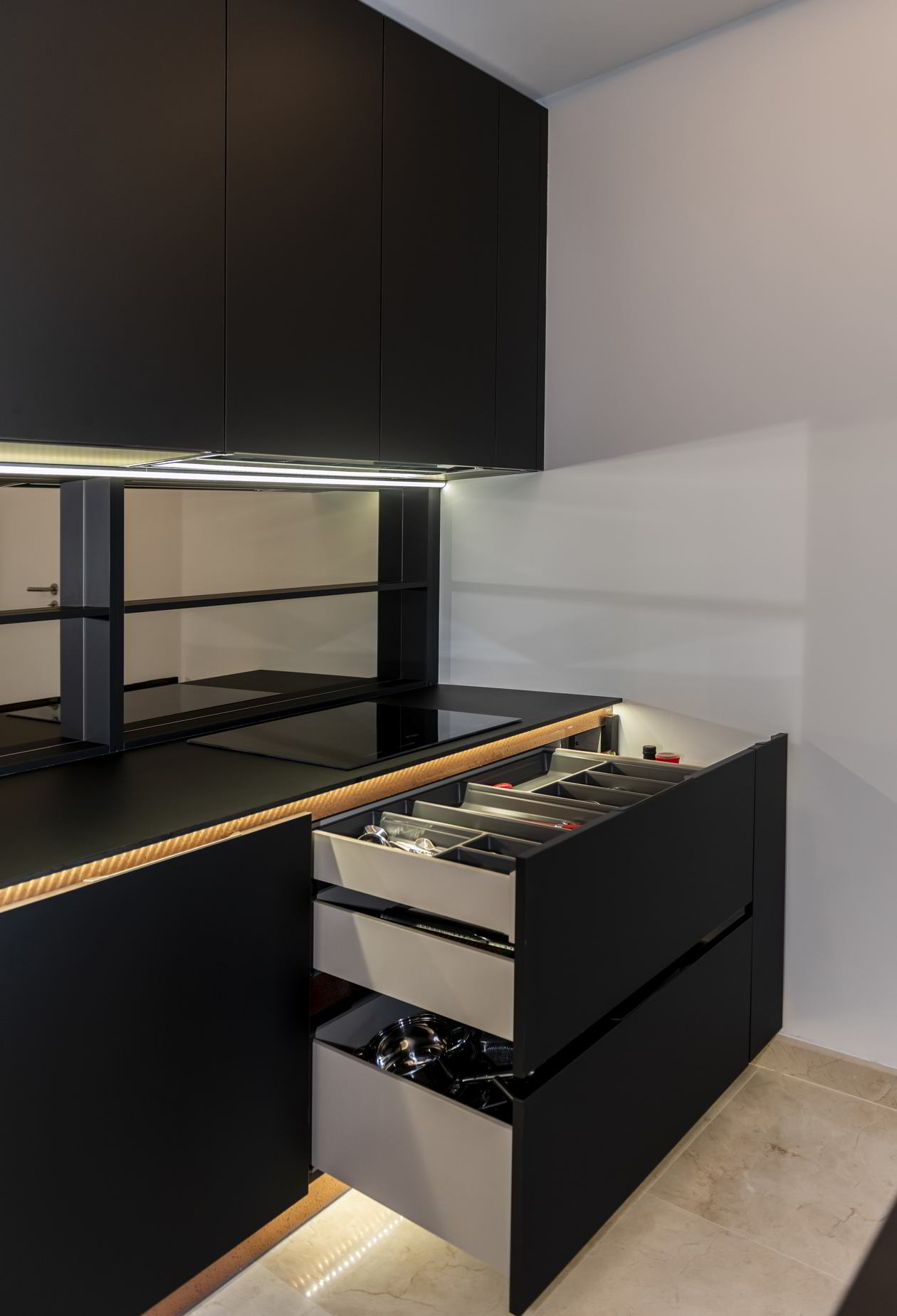 Proiect mobila Bucatarie cu insula, pe trei pereti, pana in tavan, fara manere, cu semi-masa integrata, cu zona Dining, 25m², L 989 x H 258cm, realizat 19 Noiembrie 2020 COD.11948