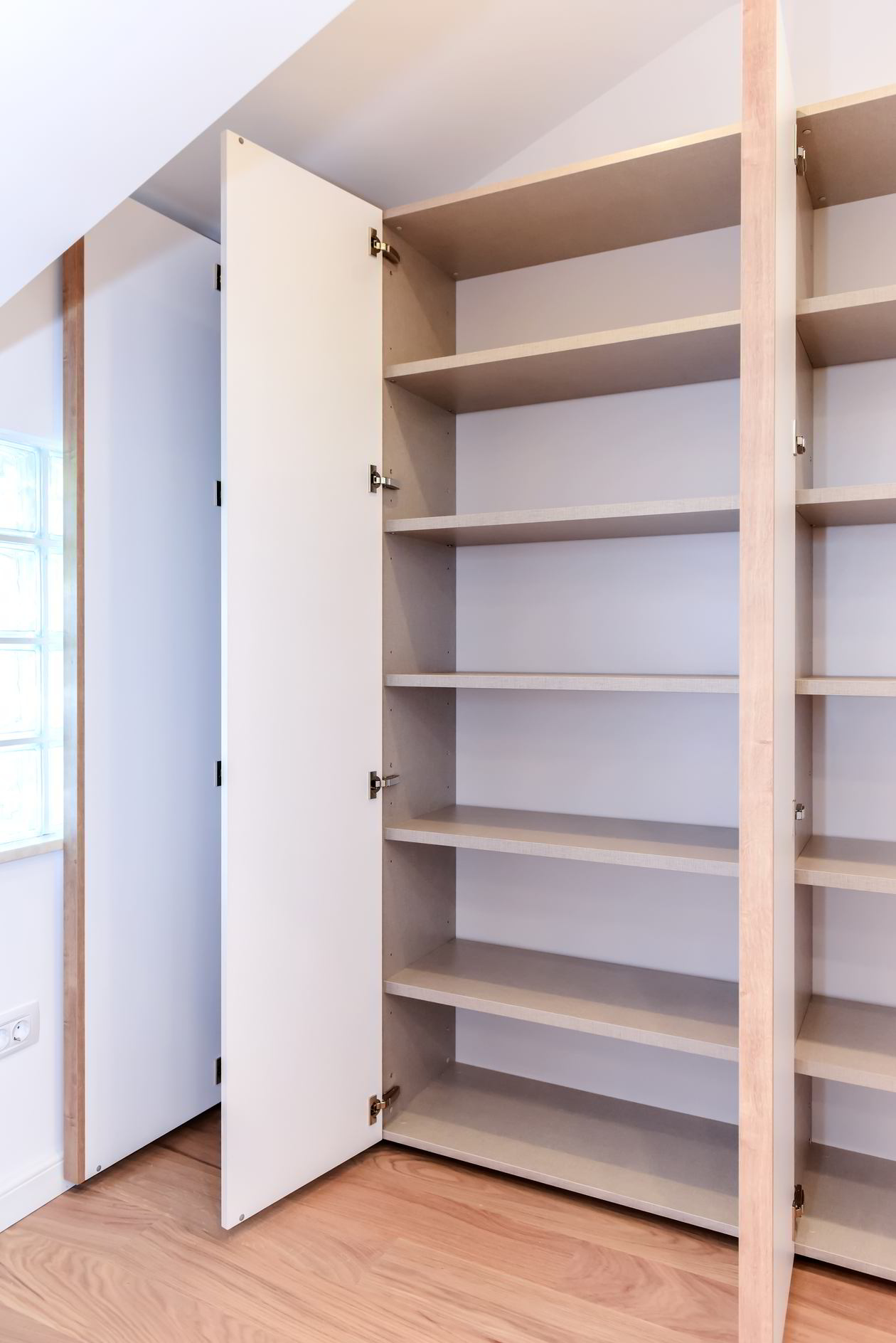 Proiect mobila Dressing-Room, pe trei pereti, sistem inchidere cu usi batante, sistem inchidere cu usi culisante, 14m² — foto 6 din 7