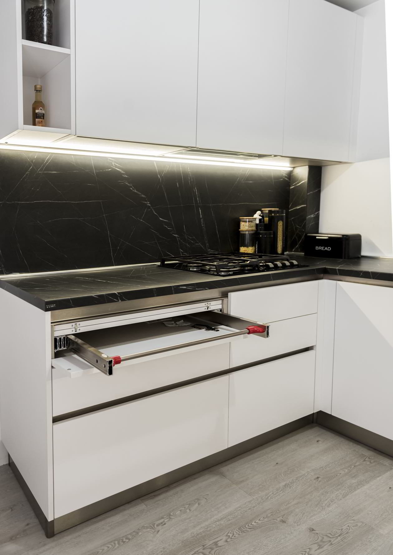 Mobila Bucatarie pe trei pereti, pana in tavan, cu masa integrata extractabila, 12m², L 815 x H 246cm — foto 2 din 7