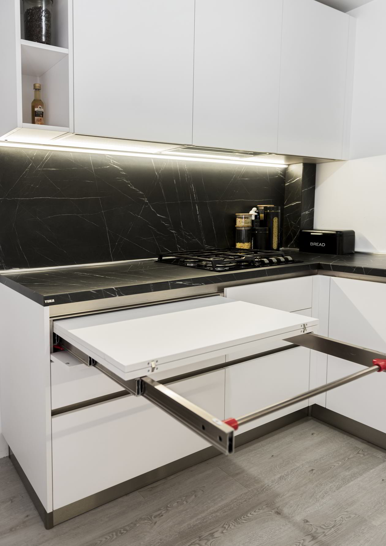 Mobila Bucatarie pe trei pereti, pana in tavan, cu masa integrata extractabila, 12m², L 815 x H 246cm — foto 3 din 7