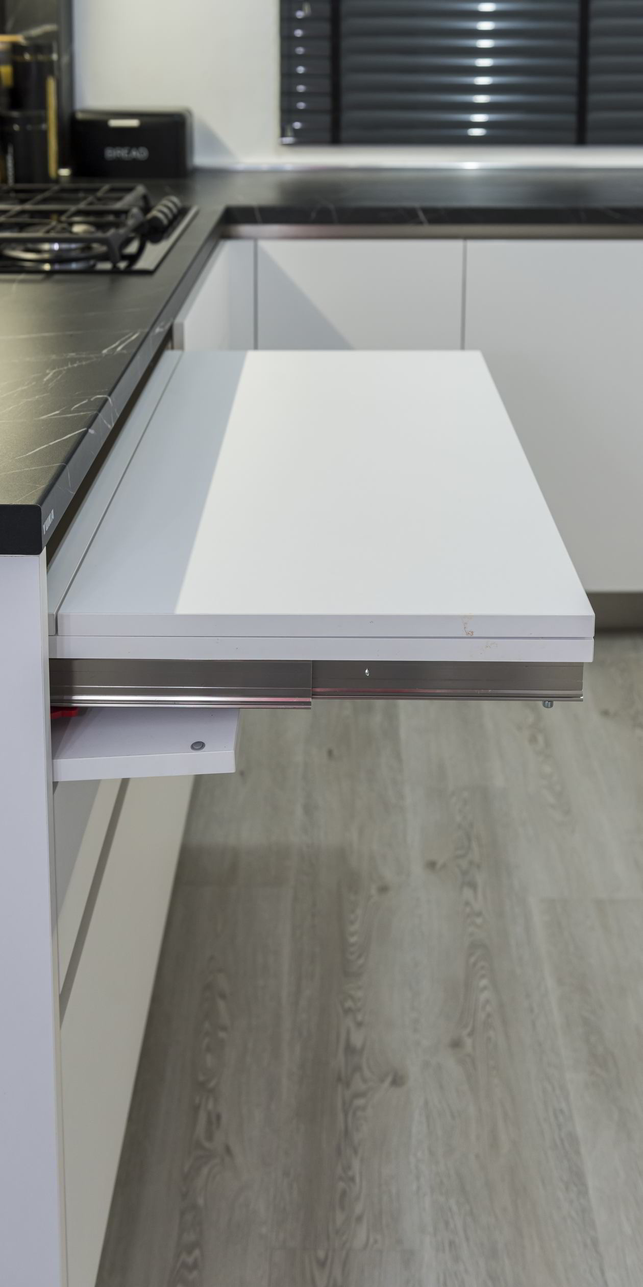 Mobila Bucatarie pe trei pereti, pana in tavan, cu masa integrata extractabila, 12m², L 815 x H 246cm — foto 6 din 7