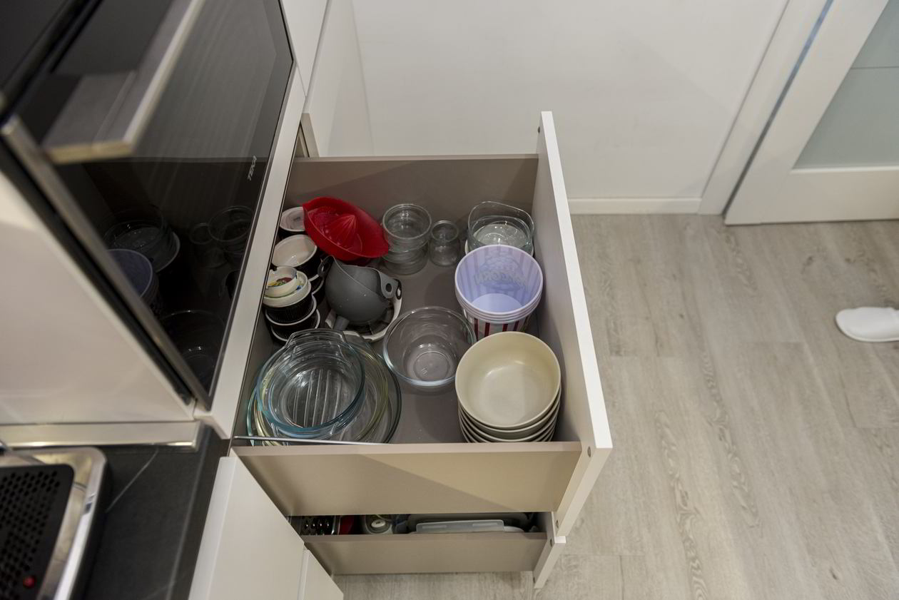 Mobila Bucatarie pe trei pereti, pana in tavan, cu masa integrata extractabila, 12m², L 815 x H 246cm — foto 5 din 7