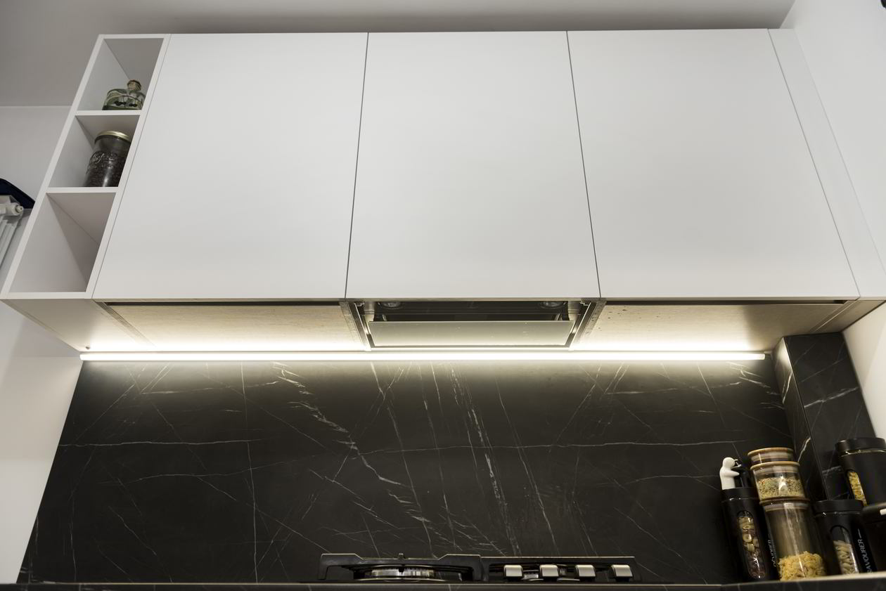 Mobila Bucatarie pe trei pereti, pana in tavan, cu masa integrata extractabila, 12m², L 815 x H 246cm — foto 7 din 7