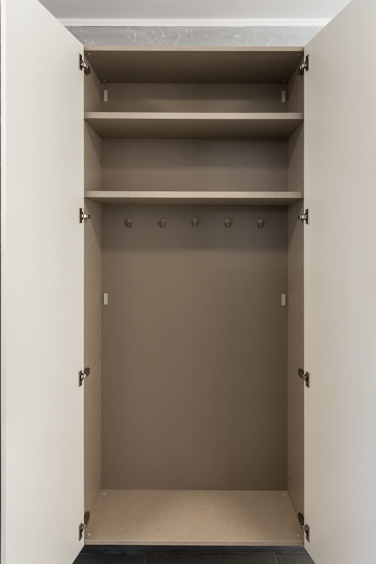 Proiect mobila Hol unit cu Bucataria, cu dulap suspendat, sistem inchidere cu usi batante, 9m², realizat 29 Ianuarie 2021 COD.12161