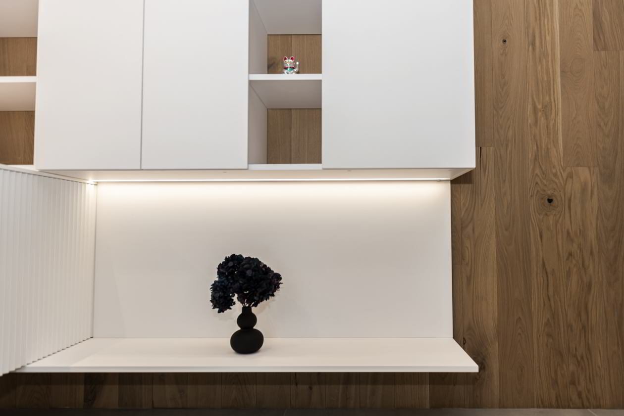 Proiect mobila Bucatarie pana in tavan, partial suspendata, fara manere, cu peninsula, cu masa integrata fixa, unita cu Living-Room si Hol, 20m², L 1108 x H 246cm, 10 Martie 2021, Realizat COD.12458