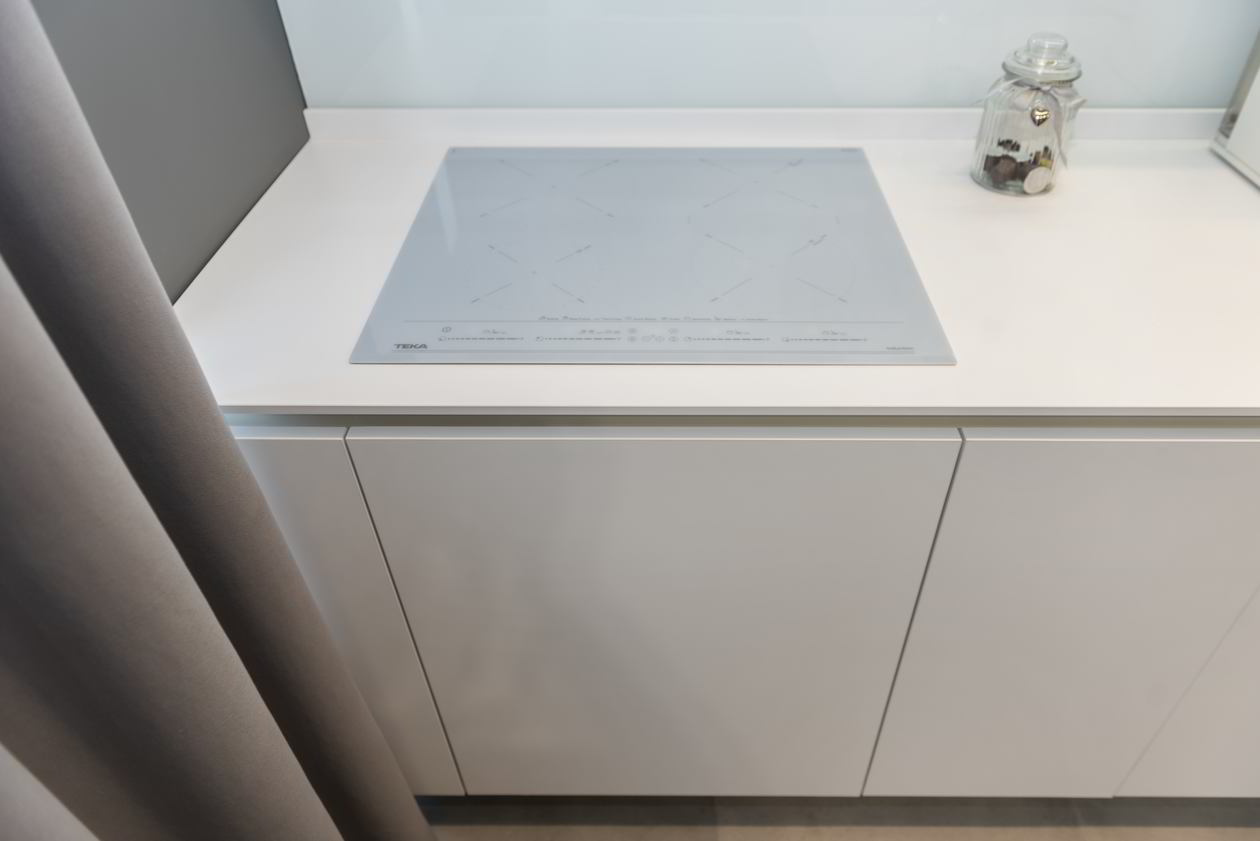Proiect mobila Bucatarie pana in tavan, partial suspendata, fara manere, cu peninsula, cu masa integrata fixa, unita cu Living-Room si Hol, 20m², L 1108 x H 246cm, 10 Martie 2021, Realizat COD.12458
