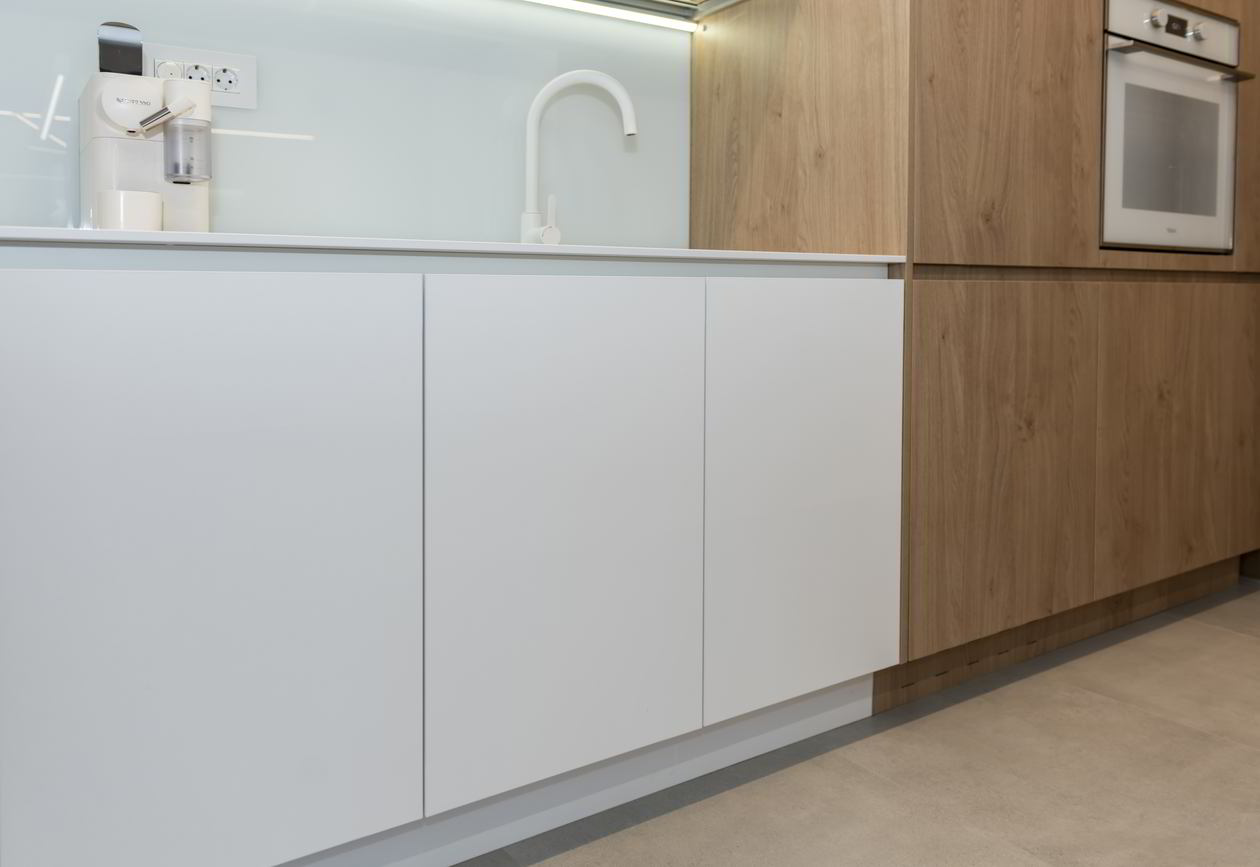 Proiect mobila Bucatarie pana in tavan, partial suspendata, fara manere, cu peninsula, cu masa integrata fixa, unita cu Living-Room si Hol, 20m², L 1108 x H 246cm, 10 Martie 2021, Realizat COD.12458