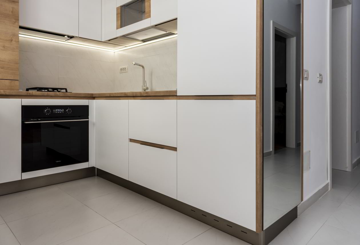 Proiect mobila Bucatarie fara manere, pe colt, cu semi-masa integrata, unita cu Living-Room si Hol, 5m², L 436 x H 246cm, 10 Martie 2021, Realizat COD.12525