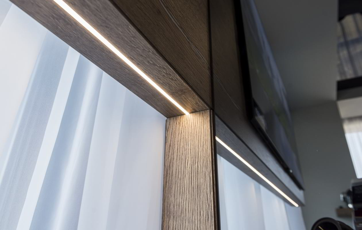 Mobila Living unit cu Bucatarie si Hol, amplasata pe doi pereti, pana in tavan — foto 4 din 7