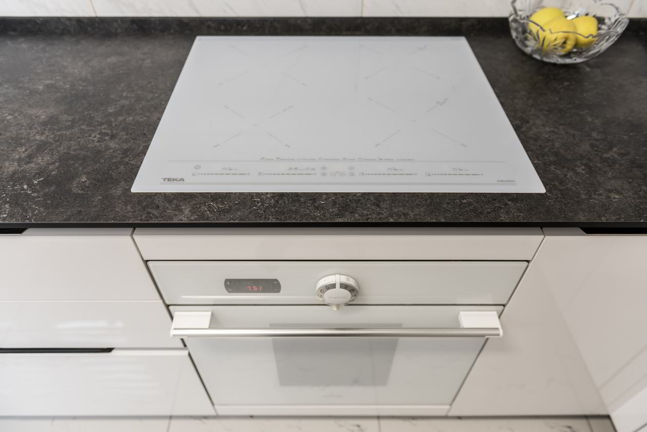 Proiect mobila Bucatarie pe colt cu o latura mica, fara manere, 7m², L 536 x H 246cm, 19 Mai 2021, Realizat COD.13002