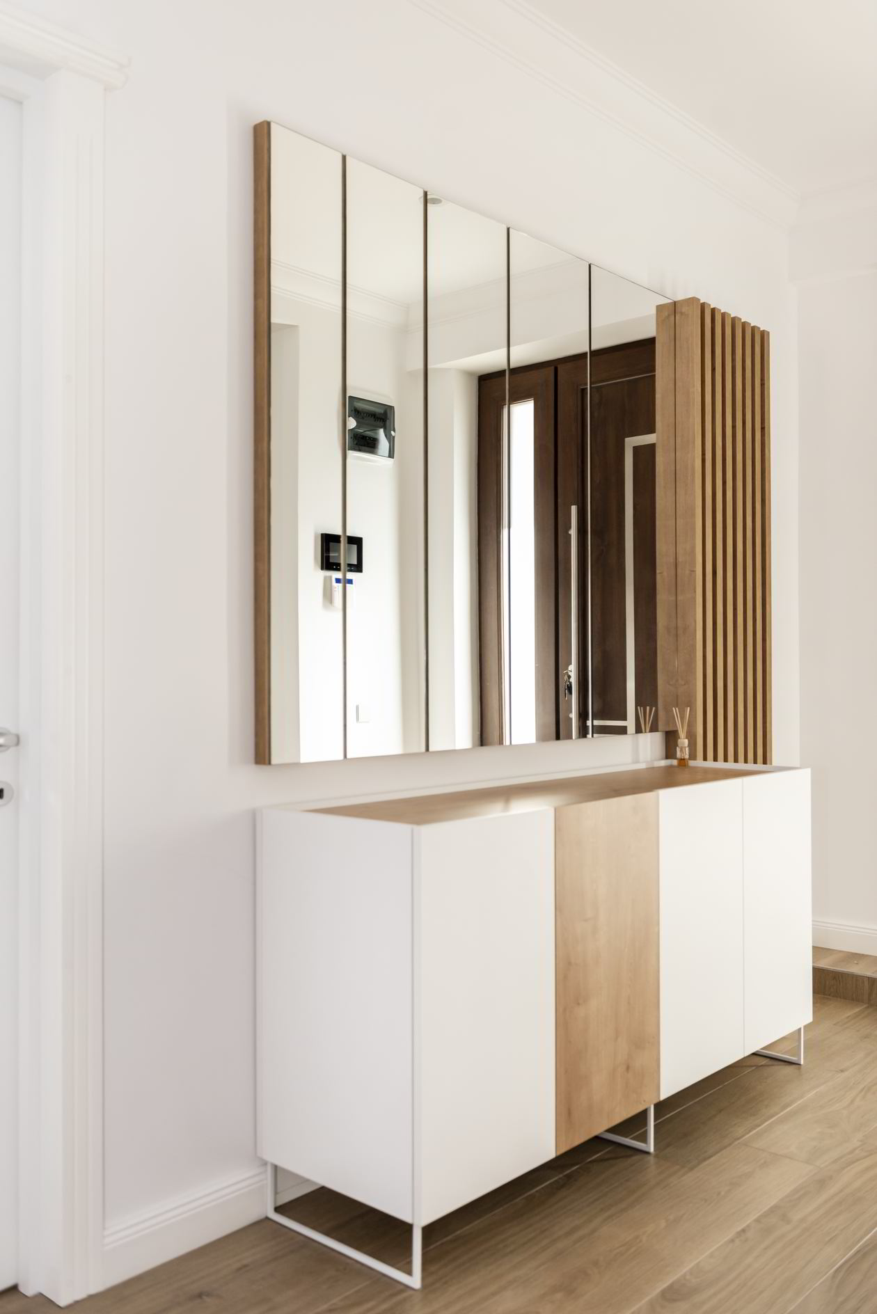 Proiect mobila Hol unit cu Living-Room, cu dulap, comoda cu usi, riflaje, sistem inchidere cu usi batante, 15m², realizat 03 Iunie 2021 COD.13107