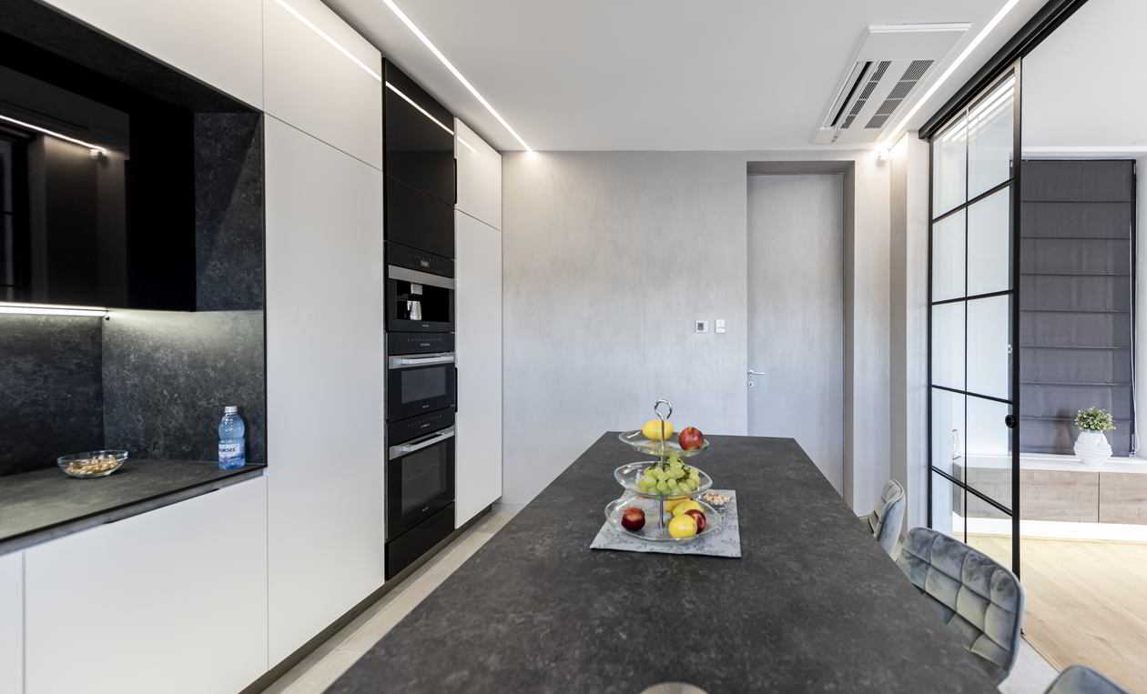 Proiect mobila Bucatarie cu insula, pe un perete, pana in tavan, fara manere, cu semi-masa integrata, 14m², L 500 x H 250cm, 25 August 2021, Realizat COD.13348