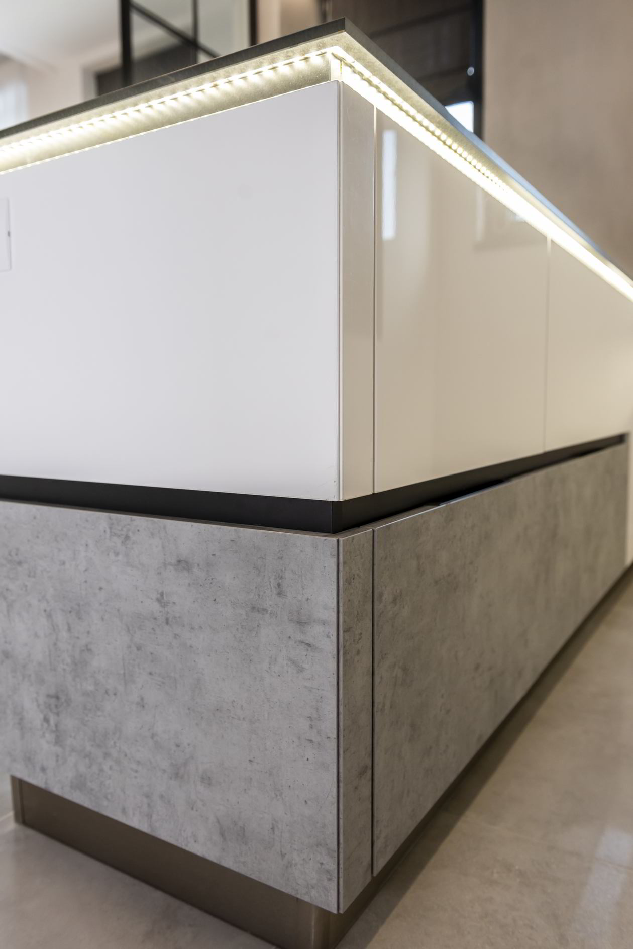 Proiect mobila Bucatarie cu insula, pe un perete, pana in tavan, fara manere, cu semi-masa integrata, 14m², L 500 x H 250cm, 25 August 2021, Realizat COD.13348