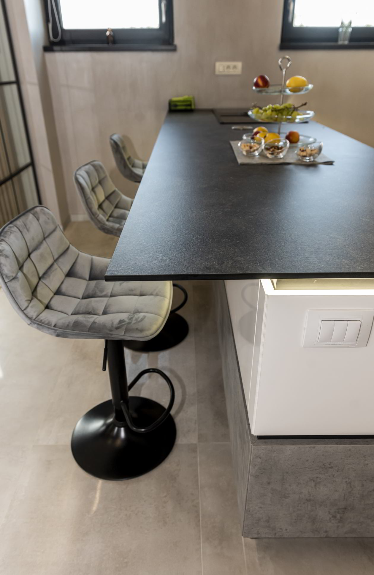 Proiect mobila Bucatarie cu insula, pe un perete, pana in tavan, fara manere, cu semi-masa integrata, 14m², L 500 x H 250cm, 25 August 2021, Realizat COD.13348