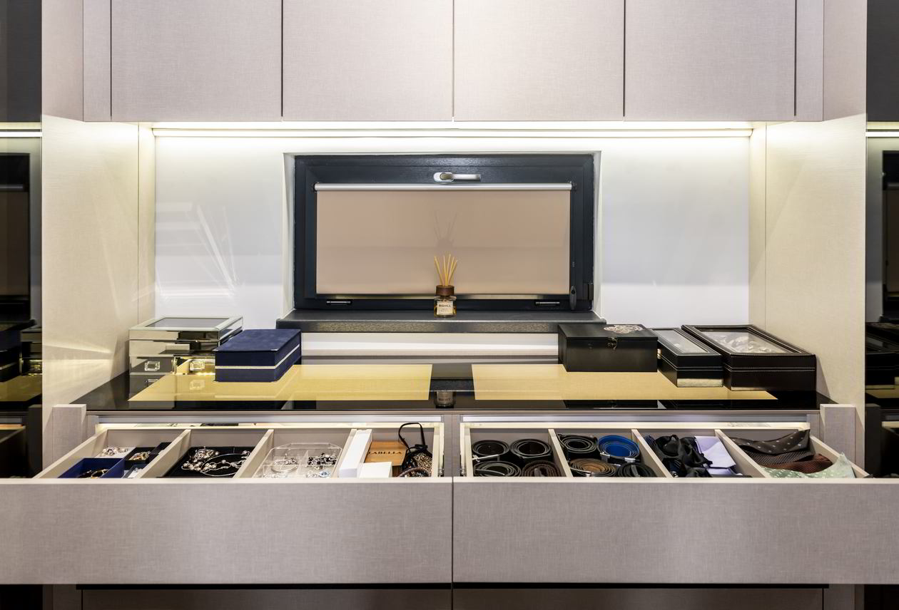 Proiect mobila Dressing-Room, pe trei pereti, sistem inchidere cu usi batante, matrimonial, 9m², 26 August 2021, Realizat COD.13351