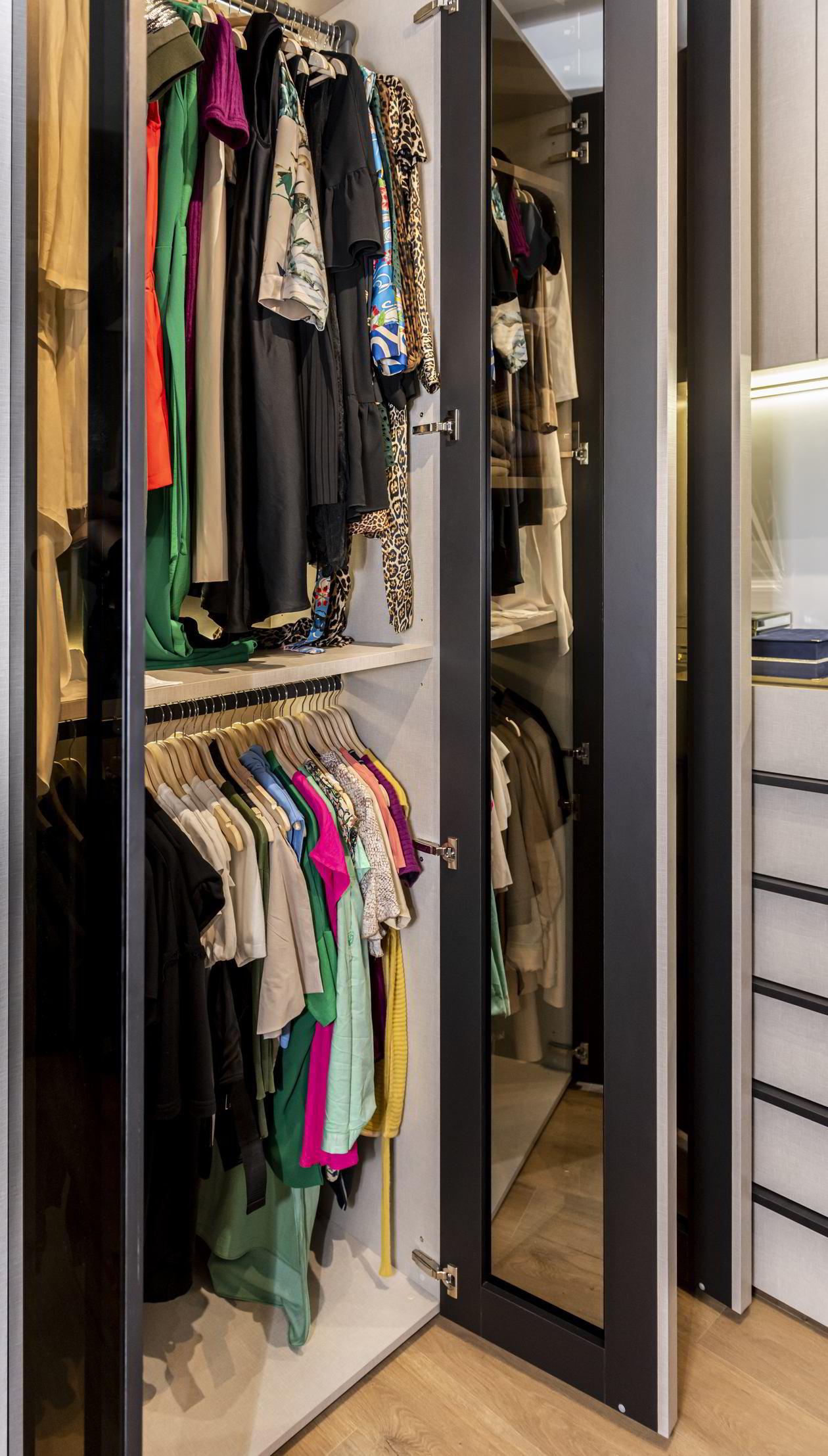 Proiect mobila Dressing-Room, pe trei pereti, sistem inchidere cu usi batante, matrimonial, 9m², 26 August 2021, Realizat COD.13351