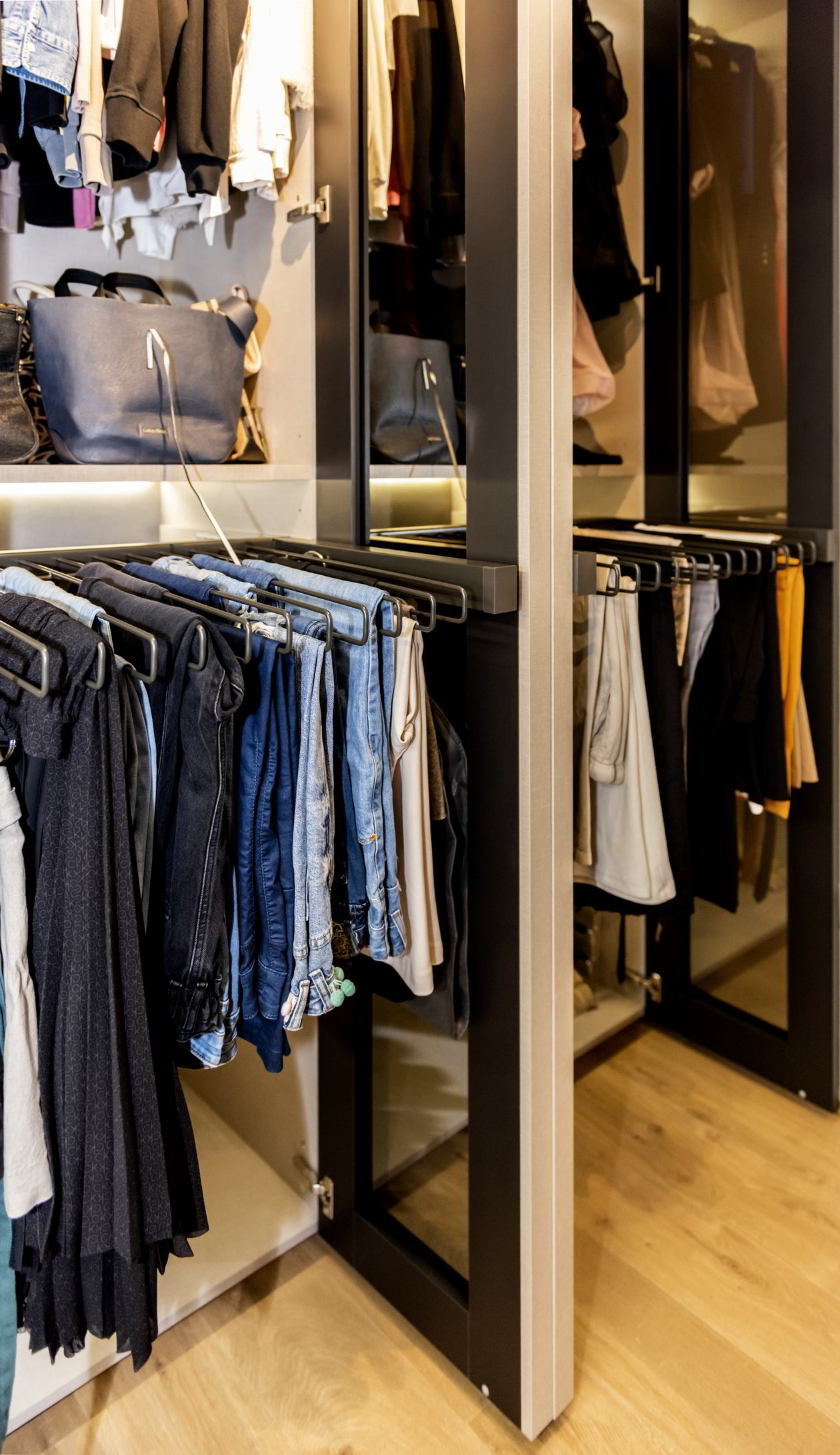 Proiect mobila Dressing-Room, pe trei pereti, sistem inchidere cu usi batante, matrimonial, 9m², 26 August 2021, Realizat COD.13351