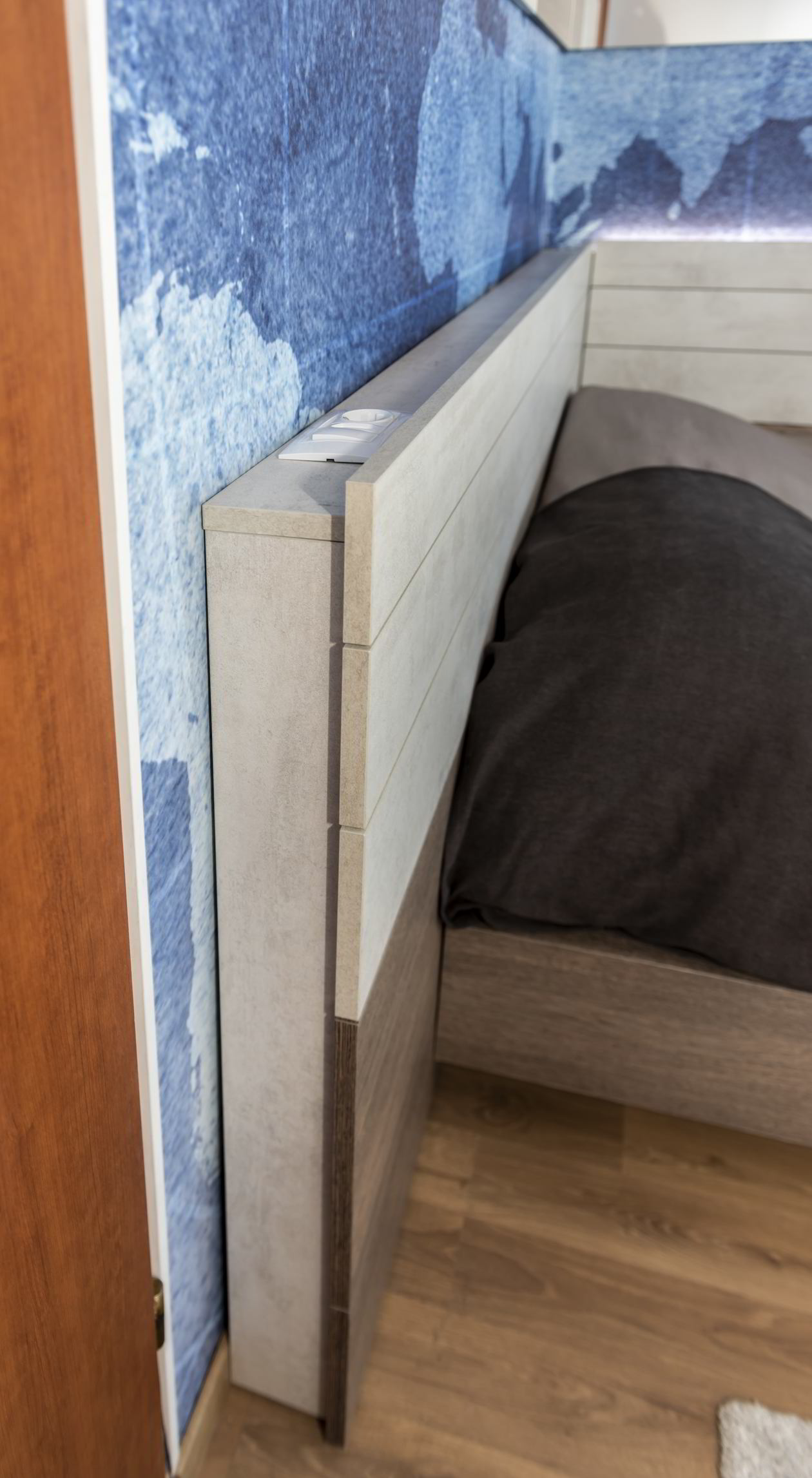 Proiect mobila Camera junior Adolescent, cu pat pe colt, dulap pana in tavan, compozitie mica pentru TV, biblioteca integrata, birou integrat, 12m², realizat 11 Octombrie 2021 COD.13522