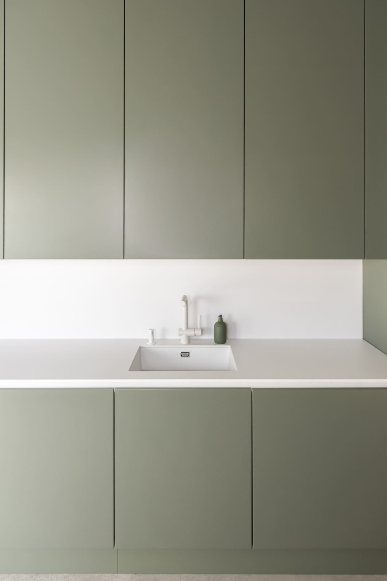 Proiect mobila Bucatarie pe trei pereti, pana in tavan, fara manere, unita cu Living-Room si Hol, L 670 x H 280cm, 20 Octombrie 2021, Realizat COD.13539